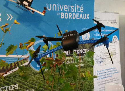 Drone agricole IRIS+ Sysveo exposé sur le stand université de Bordeaux.